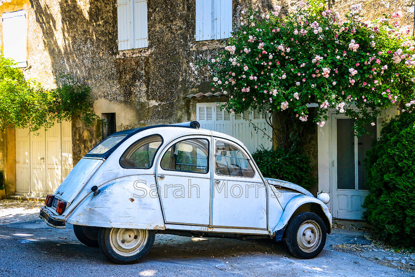 Blue 2CV 
 Lovely old blue 2CV parked outside Provenal house 
 Keywords: 2CV, old, blue, car, Provence, Provenal, France